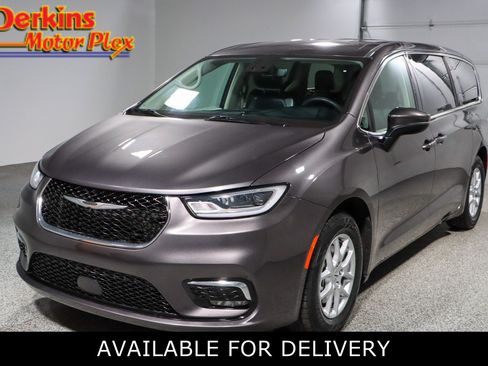 Used 2023 Chrysler Pacifica Touring-L FWD image 1