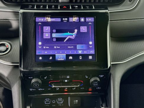 Used 2025 Jeep Grand Cherokee Laredo w/ Luxury Tech Group I AWD/4WD image 15