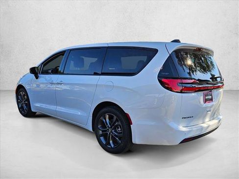 New 2026 Chrysler Pacifica Select image 9