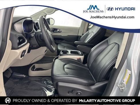 Used 2024 Chrysler Pacifica Touring-L image 23