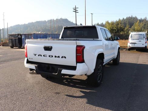 Certified 2025 Toyota Tacoma SR5 AWD/4WD image 5