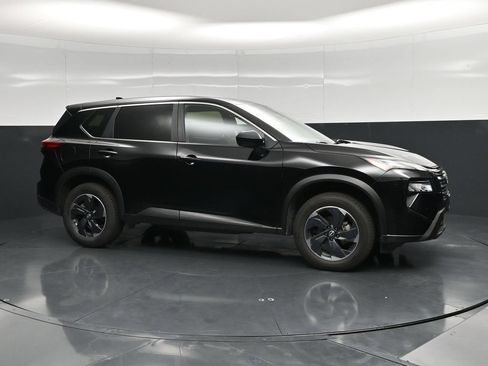 Used 2024 Nissan Rogue SV AWD/4WD image 3