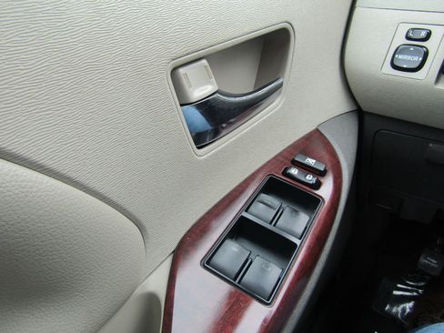 Used 2013 Toyota Sienna XLE FWD image 40