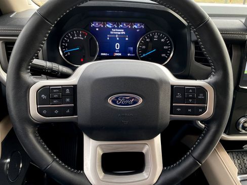 Used 2022 Ford Expedition XLT image 22