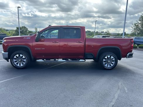 Used 2022 Chevrolet Silverado 2500 LT w/ Convenience Package AWD/4WD image 4