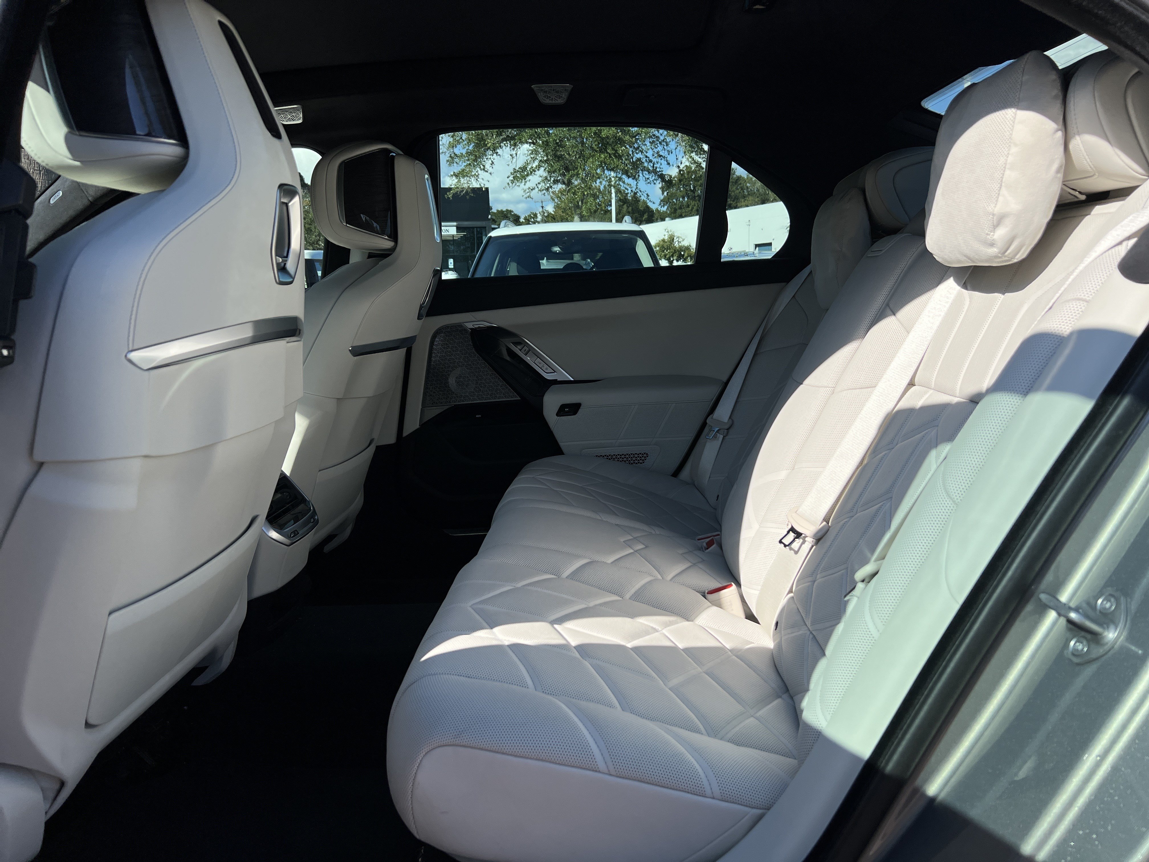 Used 2024 BMW i7 eDrive50 w/ M Sport Package RWD image 31