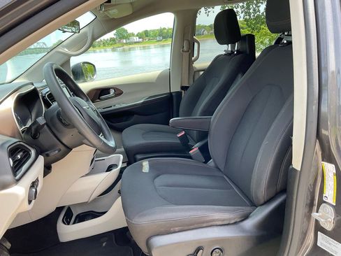 Used 2018 Chrysler Pacifica LX FWD image 7