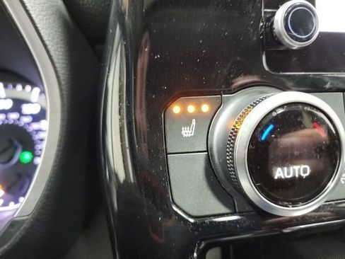 Used 2024 Toyota Highlander XLE FWD image 35