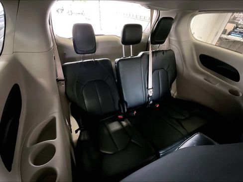Used 2023 Chrysler Pacifica Touring-L FWD image 15