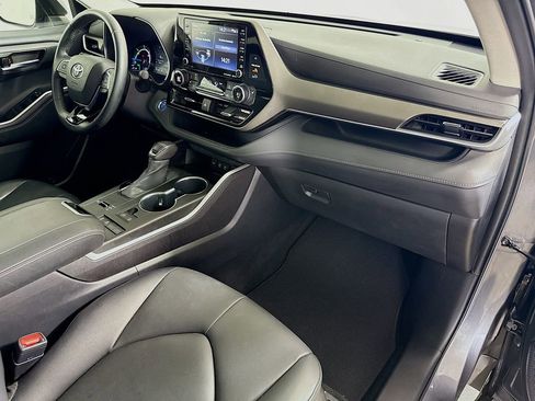 Certified 2020 Toyota Highlander XLE image 32