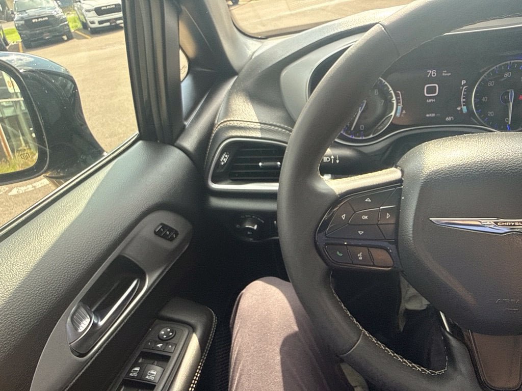 Used 2025 Chrysler Pacifica Limited FWD image 33