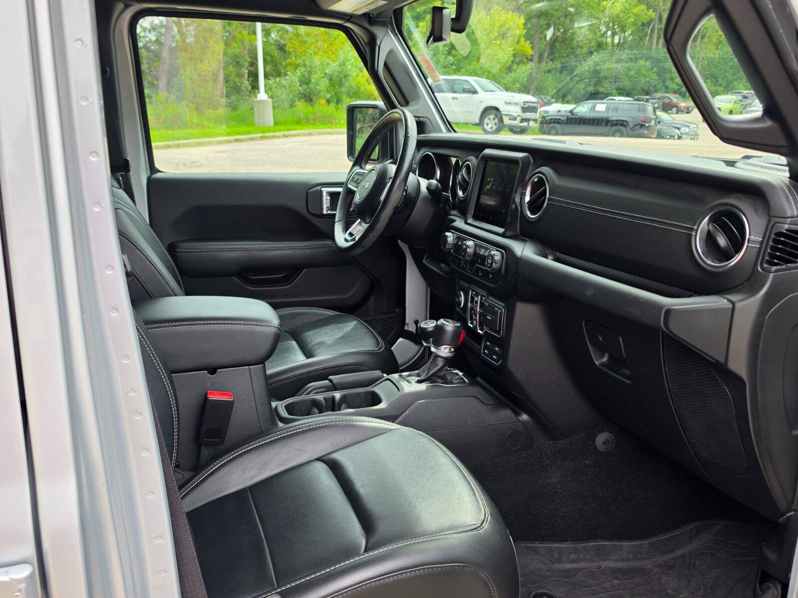 Used 2023 Jeep Wrangler Unlimited Sahara w/ Cold Weather Group AWD/4WD image 11