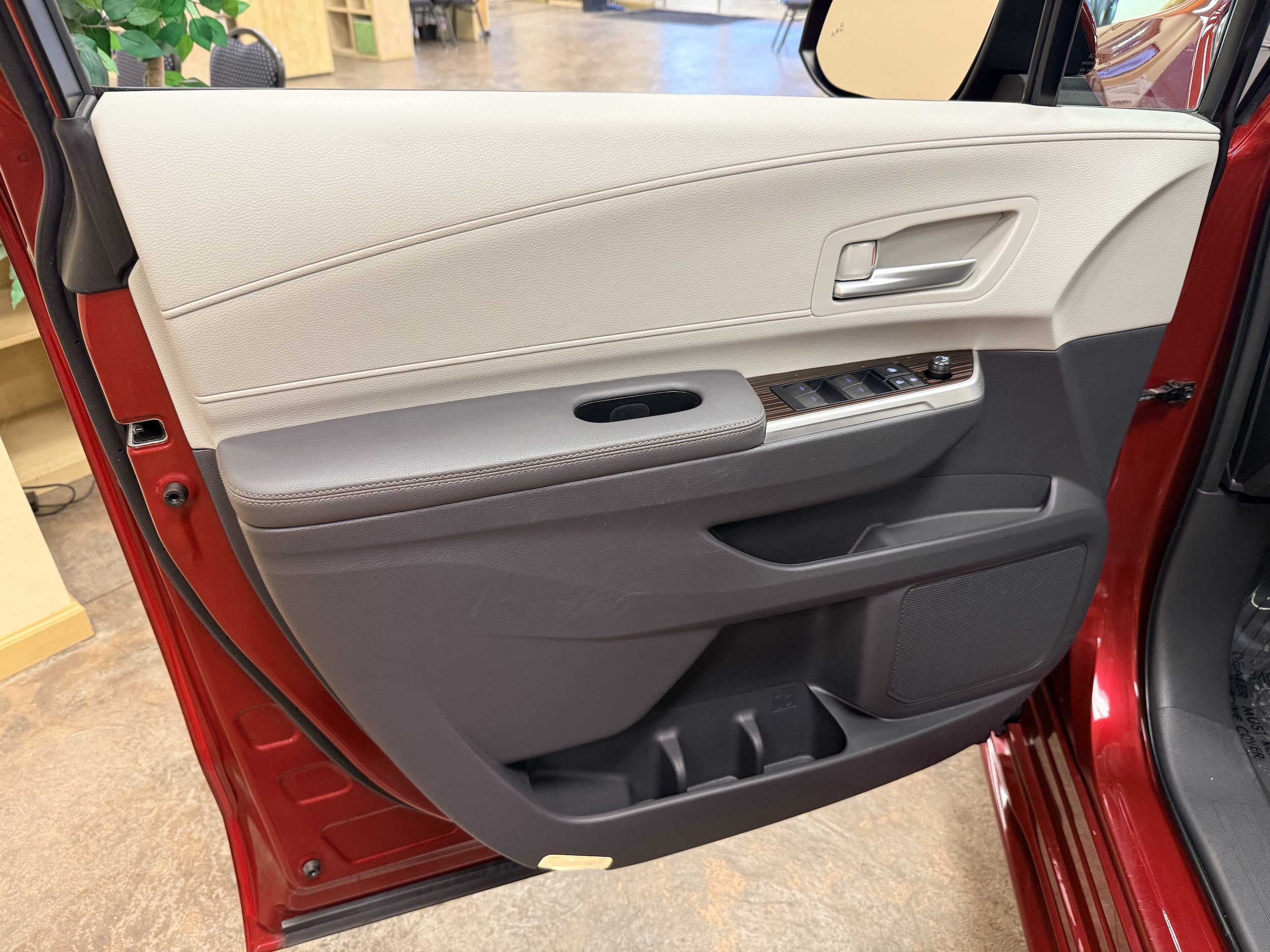 Used 2021 Toyota Sienna XLE w/ XLE Plus Package FWD image 9
