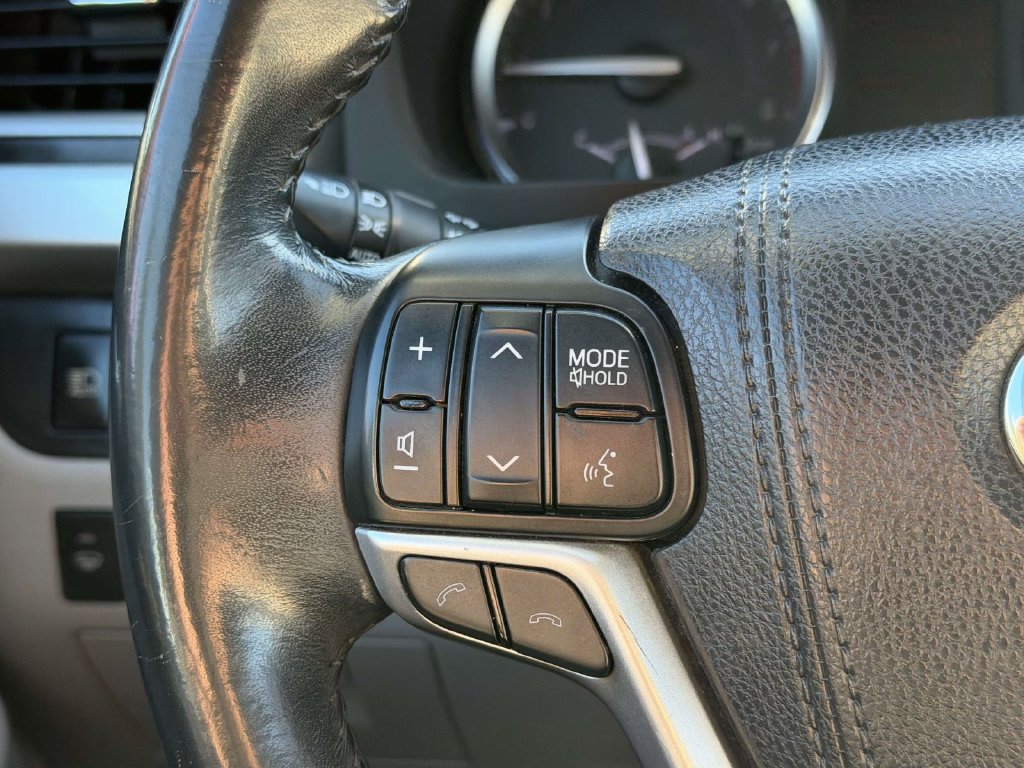 Used 2017 Toyota Highlander XLE AWD/4WD image 24