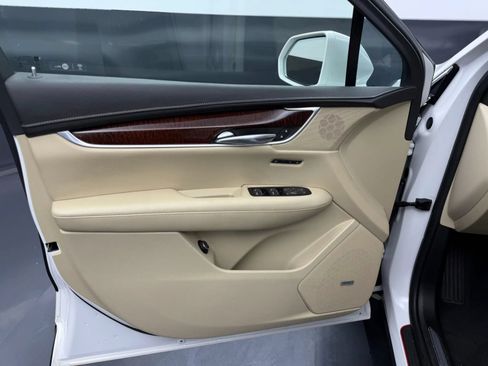 Used 2018 Cadillac XT5 Luxury w/ Driver Awareness Package AWD/4WD image 27