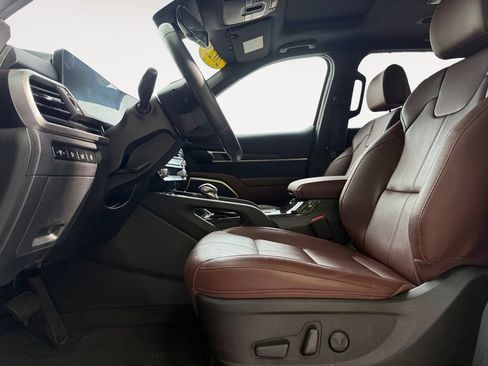 Used 2023 Kia Telluride EX w/ EX Captain's Chair Package FWD image 9