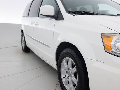 Used 2013 Chrysler Town & Country Touring image 11