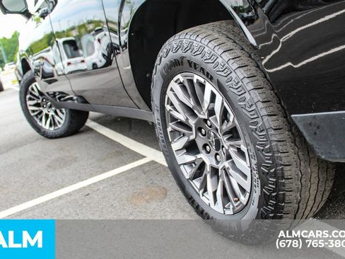 Used 2025 Chevrolet Suburban Z71 AWD/4WD image 13