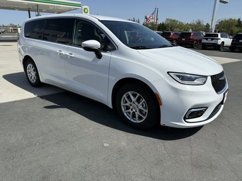 Used 2023 Chrysler Pacifica Touring-L FWD image 1
