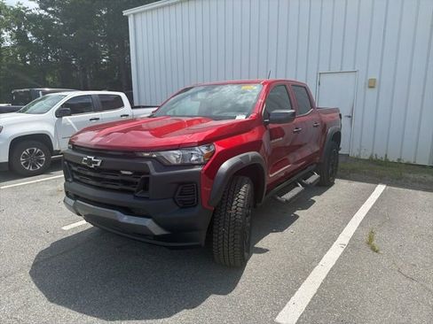 Used 2025 Chevrolet Colorado Trail Boss AWD/4WD image 3
