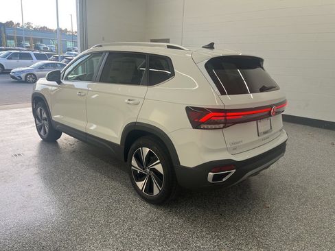 New 2026 Volkswagen Taos SE image 3