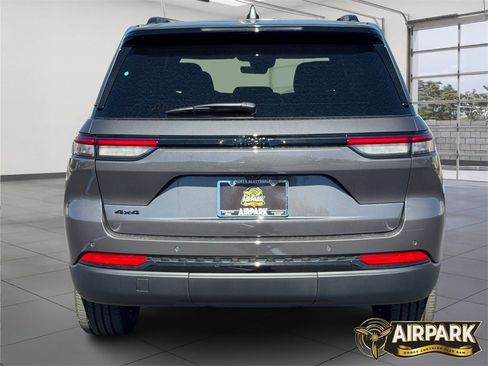 New 2025 Jeep Grand Cherokee Laredo image 5