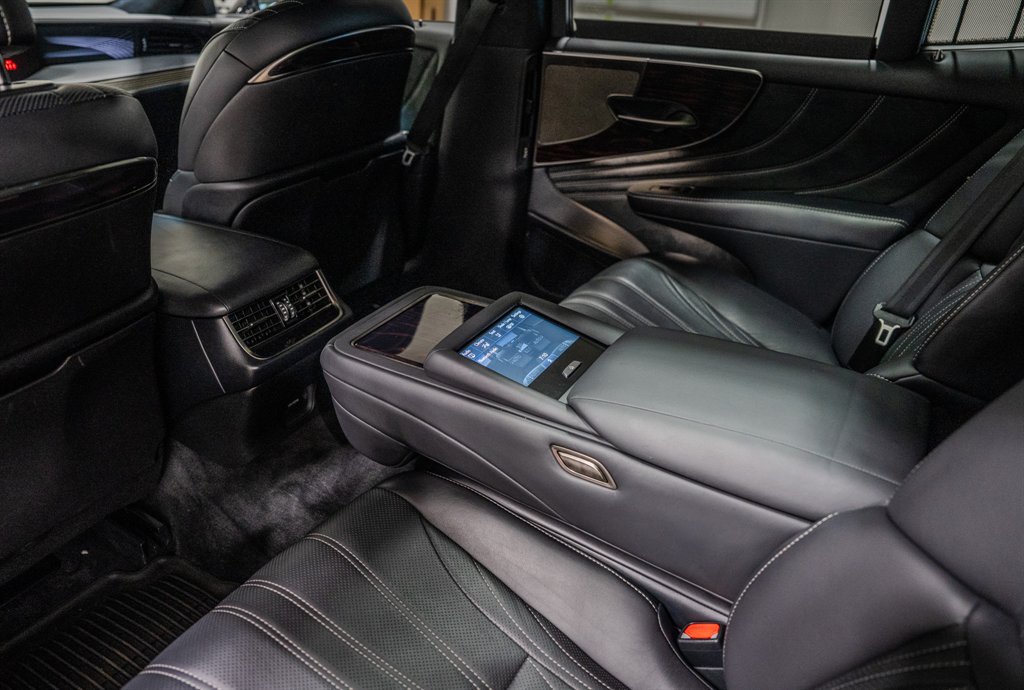Used 2018 Lexus LS 500 w/ Luxury Package RWD image 32