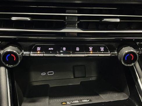 Used 2024 Chevrolet Traverse RS image 18