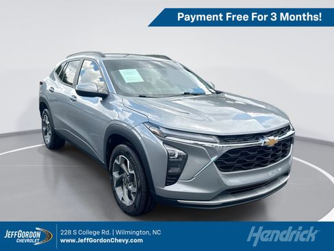 Used 2024 Chevrolet Trax LT w/ Driver Confidence Package FWD image 1