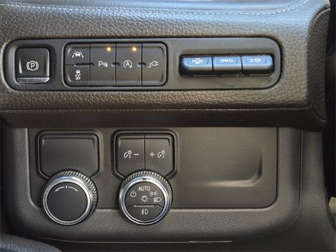 Used 2021 GMC Yukon XL Denali w/ Denali Premium Package image 24