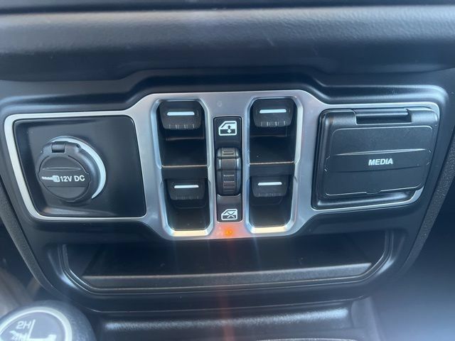 Used 2025 Jeep Wrangler Unlimited Sahara AWD/4WD image 18