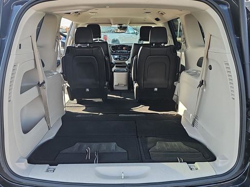 Used 2023 Chrysler Pacifica Touring-L FWD image 28