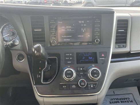 Used 2018 Toyota Sienna XLE image 21