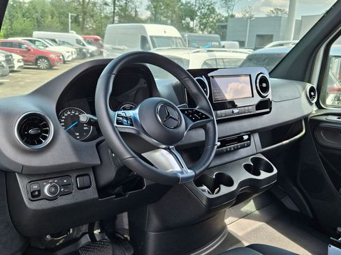 New 2024 Mercedes-Benz eSprinter 170 Cargo image 11