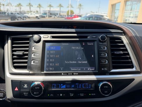 Used 2019 Toyota Highlander XLE FWD image 12