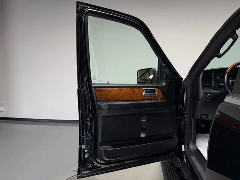 Used 2017 Lincoln Navigator L Select RWD image 27