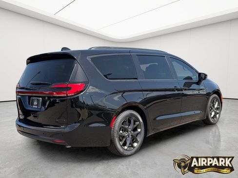 New 2026 Chrysler Pacifica Limited w/ Uconnect Theater Family Group FWD image 4