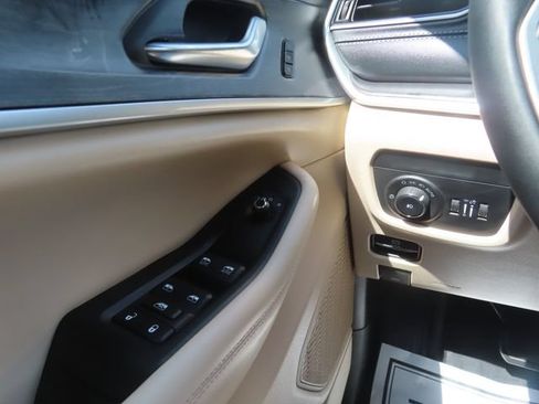 Used 2023 Jeep Grand Cherokee Limited w/ Luxury Tech Group II AWD/4WD image 35