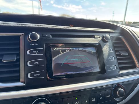 Used 2019 Toyota Highlander LE image 26