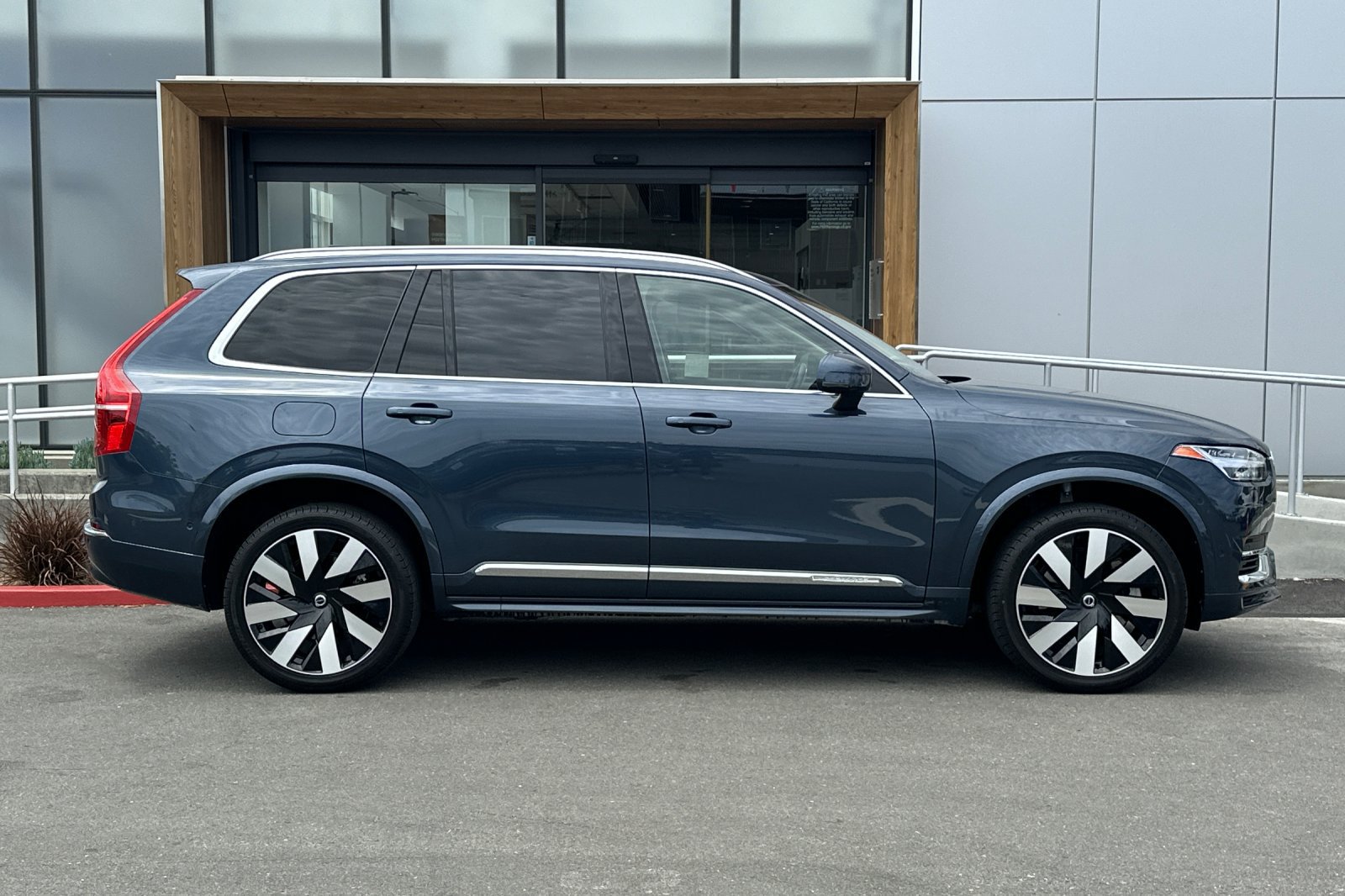 Used 2023 Volvo XC90 T8 Ultimate w/ Protection Package Premier AWD/4WD image 9