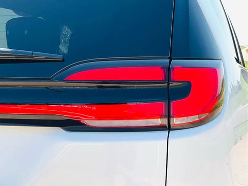 New 2025 Chrysler Pacifica Select image 9