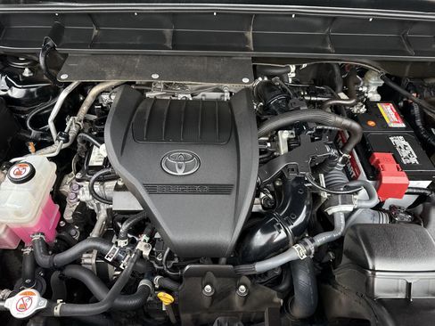 Used 2023 Toyota Highlander XLE image 18