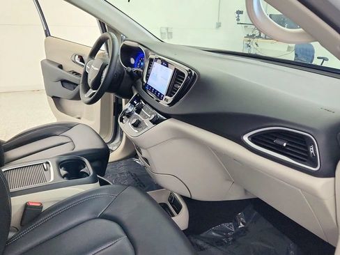 Used 2024 Chrysler Pacifica Touring-L FWD image 30
