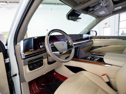 Used 2025 Cadillac Escalade ESV Sport Platinum w/ LPO, ONYX Package RWD image 29