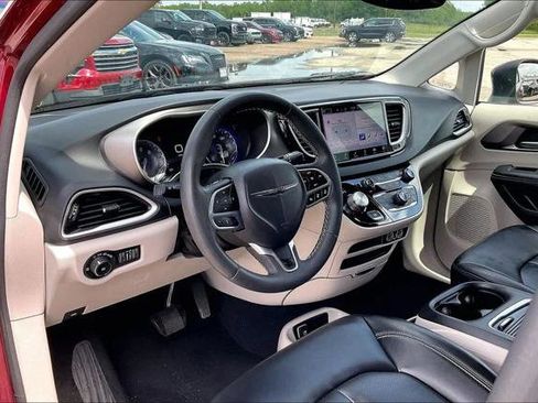 Certified 2023 Chrysler Pacifica Touring-L FWD image 14