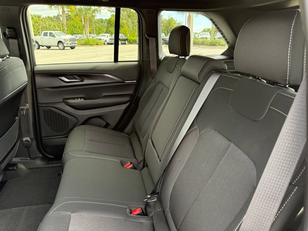 New 2027 Jeep Grand Cherokee Laredo AWD/4WD image 11