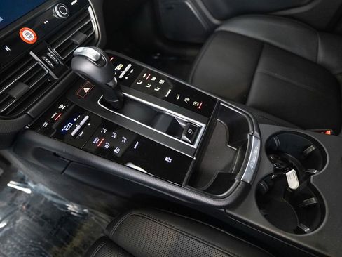 Certified 2025 Porsche Macan AWD/4WD image 24
