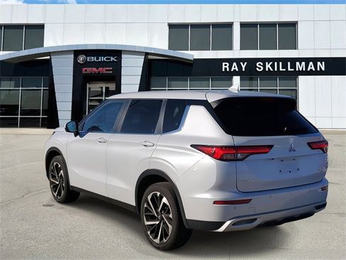 Used 2024 Mitsubishi Outlander SE image 4