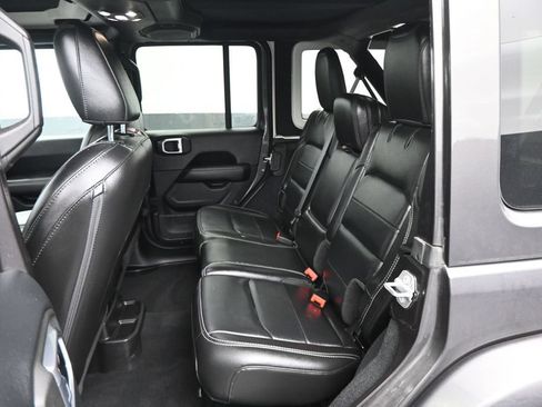 Used 2019 Jeep Wrangler Unlimited Sahara AWD/4WD image 9