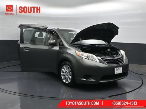 Used 2014 Toyota Sienna LE AWD/4WD image 52